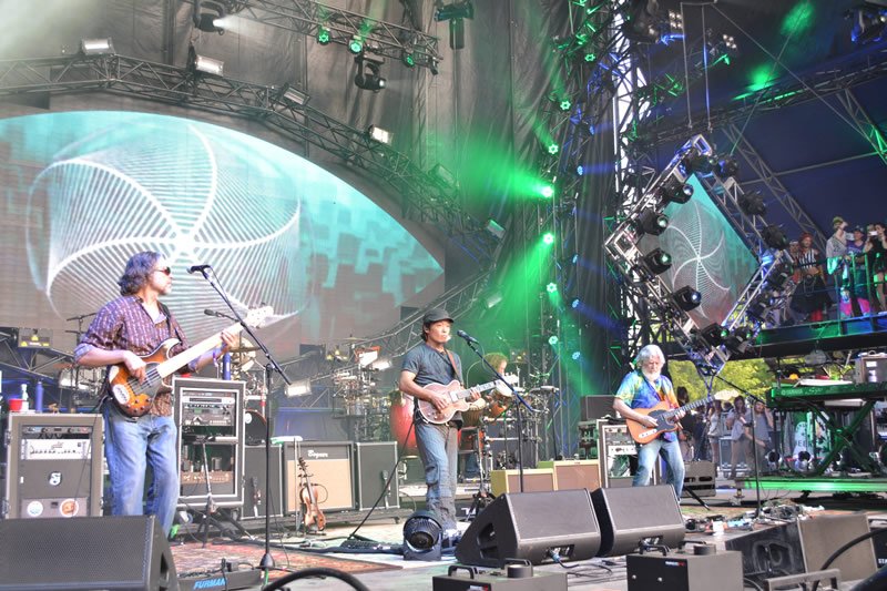 The String Cheese Incident Performing