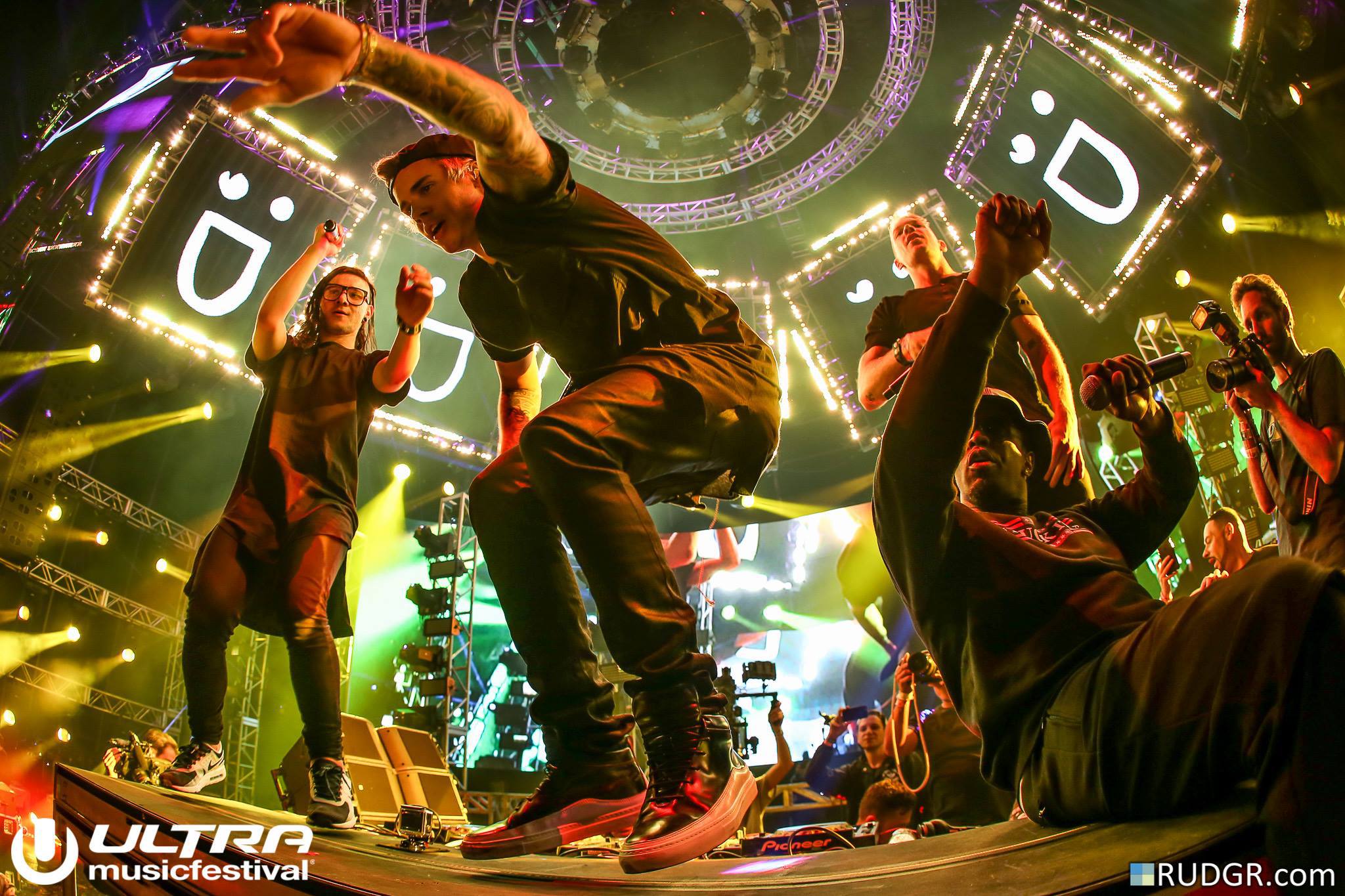 Watch Skrillex Diplo And Justin Bieber Perform At The 16 Grammy Awards