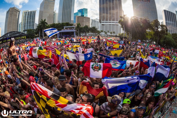 Ultra Music Festival Crowd Shot / Photo by ALIVECOVERAGE